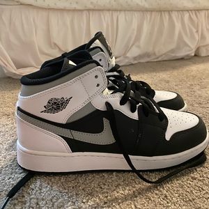 Jordan 1 mids